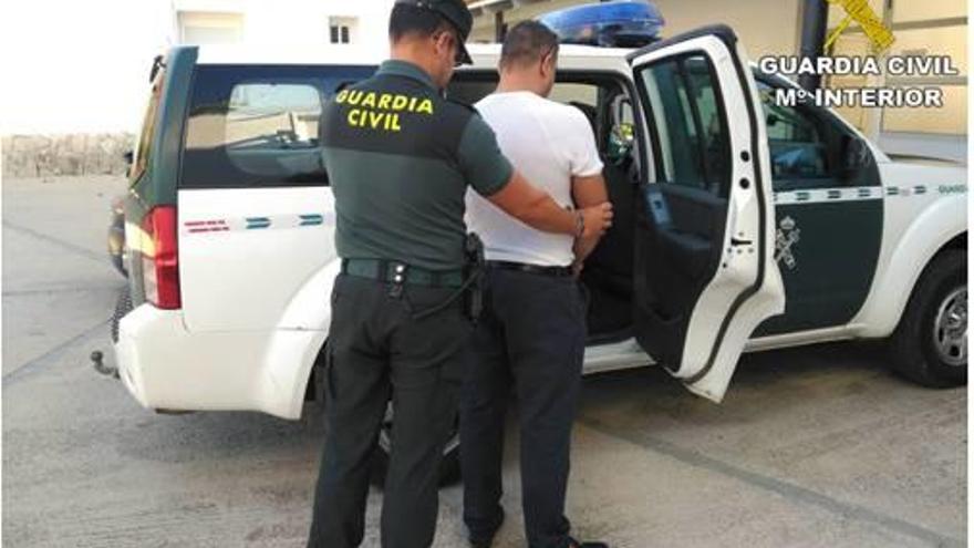 La Guardia Civil traslada al detenido.