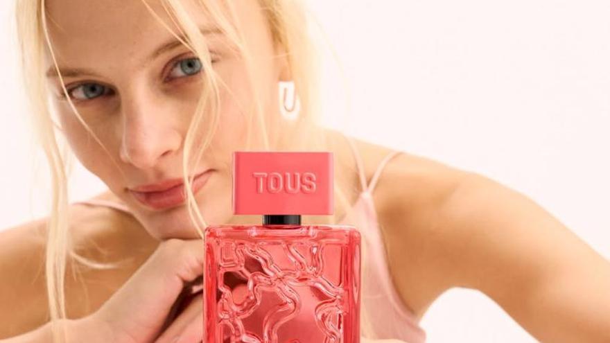 Tous Perfumes tiñe de rosa las Setas de Sevilla para presentar su nuevo perfume