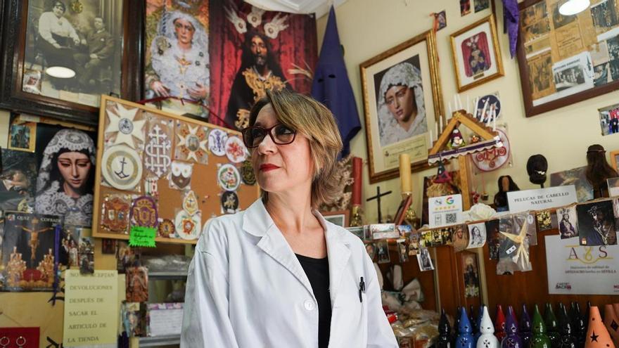 Artesanía Rodríguez, cuatro generaciones cosiendo pelucas para la Semana Santa de Sevilla: "No cambio ningún material, si lo hiciera ya no sería mi familia"