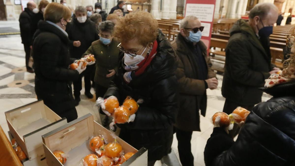 Momento del tradicional reparto de naranjas bendecidas en recuerdo al martirio del Santo en Valencia.