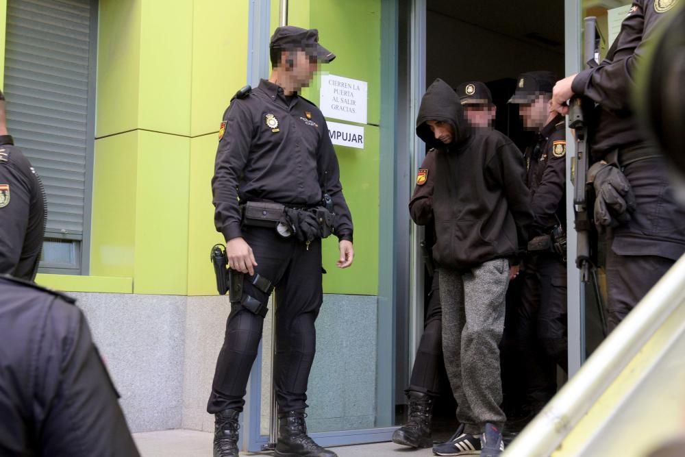 Miembros del clan de Los Gasolinas son sacados de la Comisaría de Cartagena. Después de tirotear presuntamente a una familia con la que andaban enfrentados, huyeron. Fueron localizados en Madrid