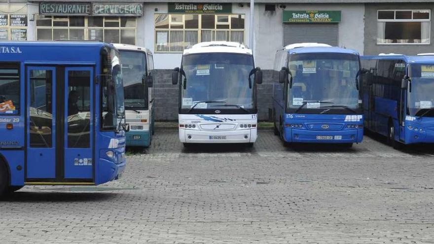 Autobuses metropolitanos en la terminal coruñesa.