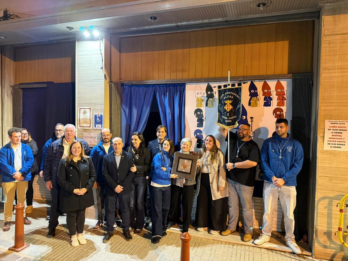 Los representantes de la cofradía, junto a autoridades municipales y los clavarios mayores, con el banderín del premio.