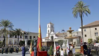 La bandera nacional preside ya la plaza de España de Mérida en honor a la patrona de la Guardia Civil