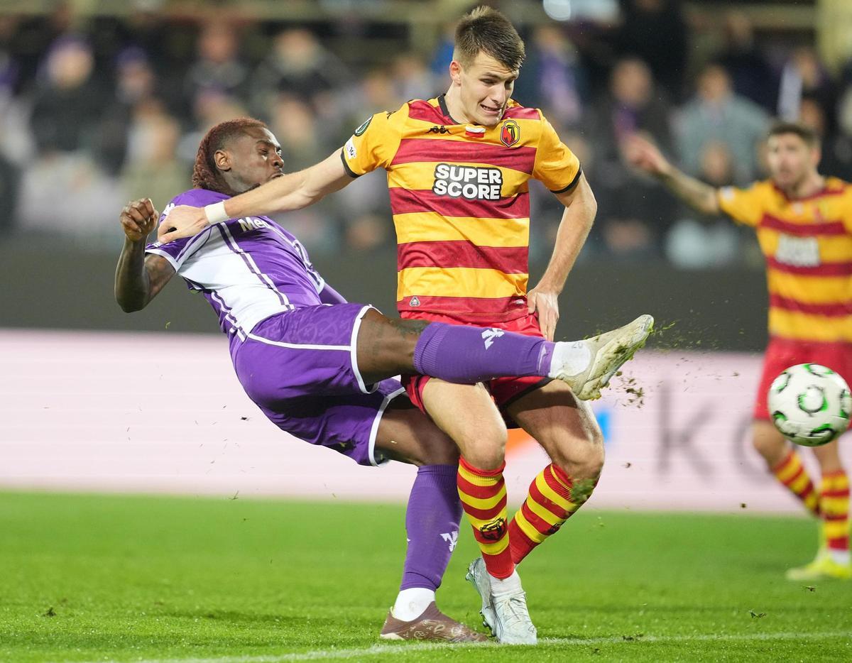 Bazdar pugna por un balón con el jugador de la Fiorentina Kean.
