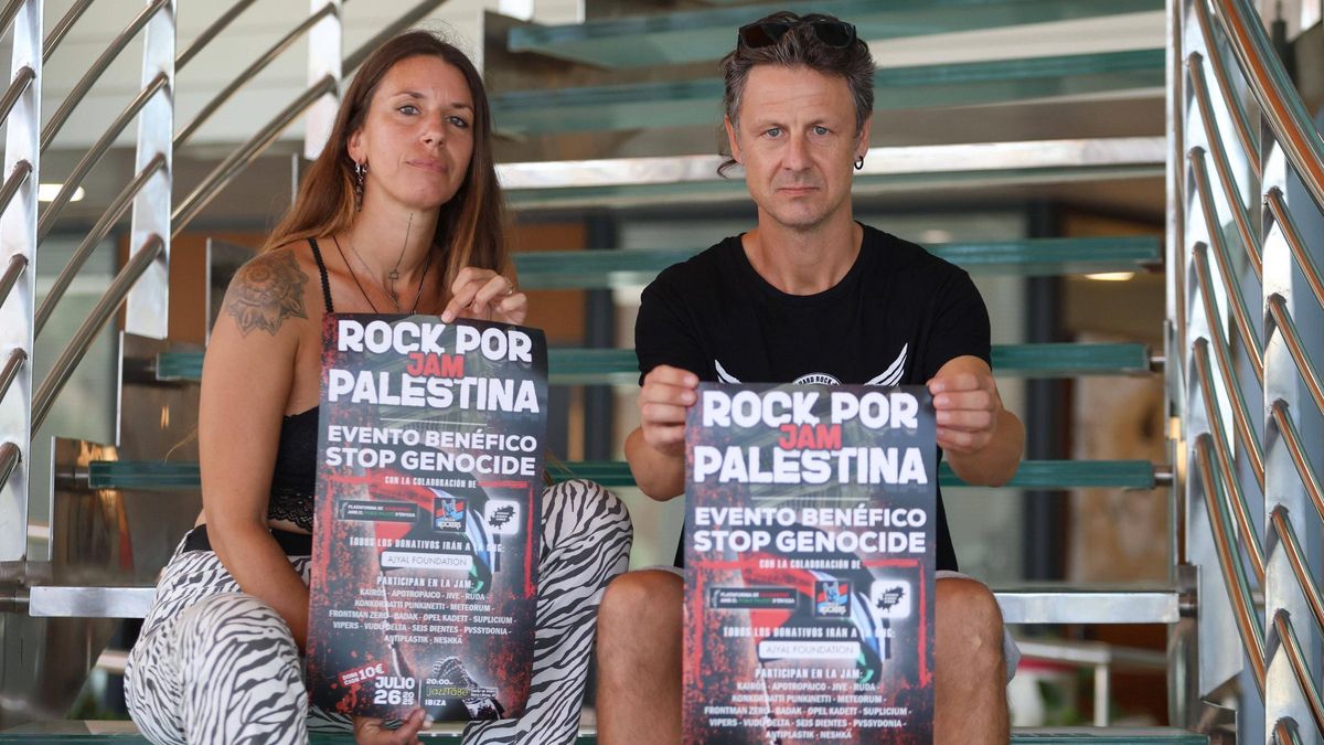 Elena Prostamo y Theo Mochen, en la sede de Diario de Ibiza, con los carteles de ‘Rock Jam por Palestina’.
