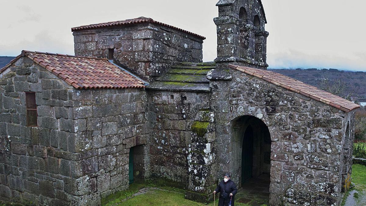 El entorno de la iglesia de Santa Comba de Bande, cuyo exterior cuida Antonio, el marido