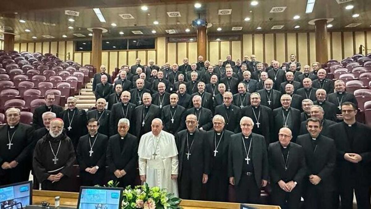El papa Francisco con los obispos españoles en el Vaticano.