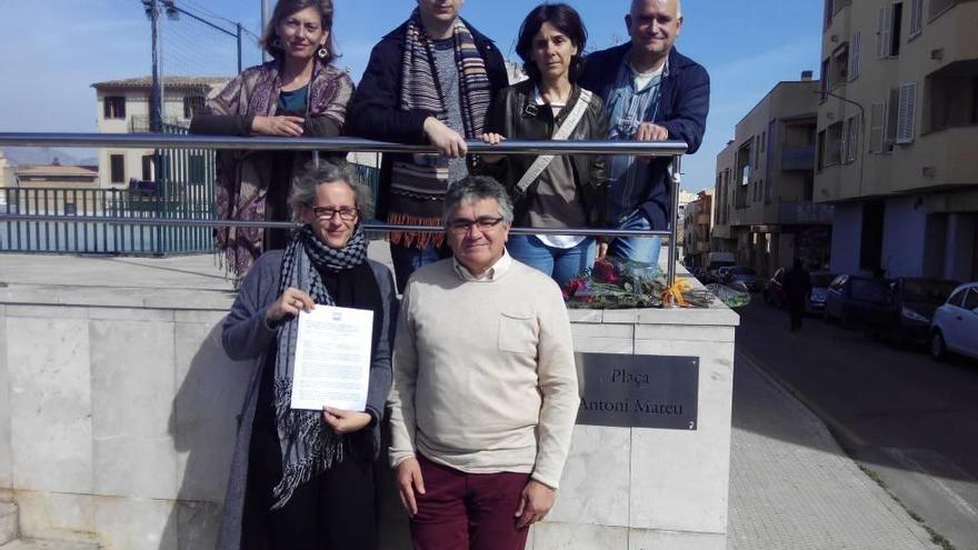 Integrantes de Més per Inca, ayer en la plaza de Antoni Mateu con la moción que presentarán.