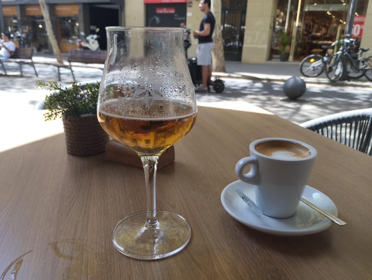 Una copa de cerveza y un cortado por un total de 5,40 euros en la avenida Gaudí.