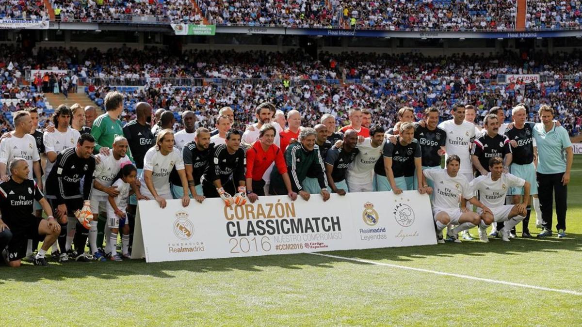 Los jugadores del Madrid y del Ajax posan unidos antes del encuentro en el Bernabéu