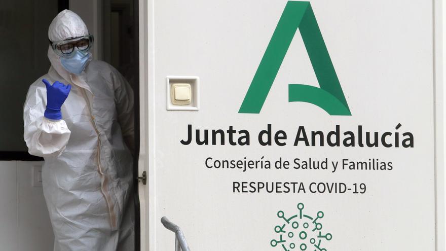 Sanitarios de la Junta de Andalucía, preparados para hacer los test rápidos de antígenos PCR
