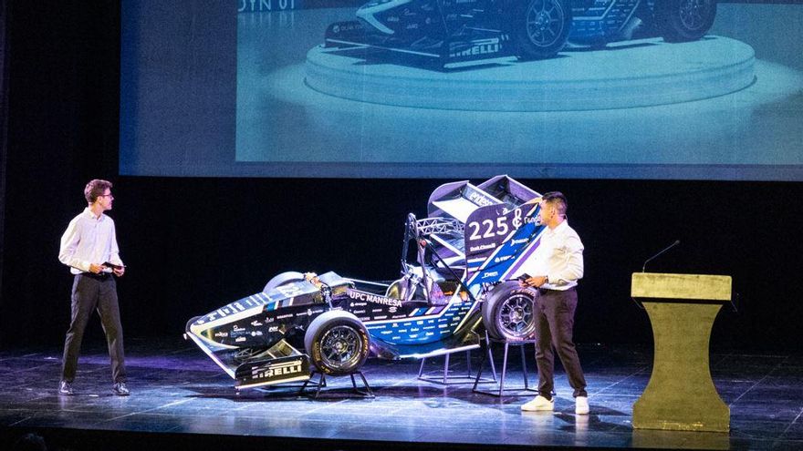 Presentació del vehicle elèctric de Dynamics al Teatre Conservatori de Manresa