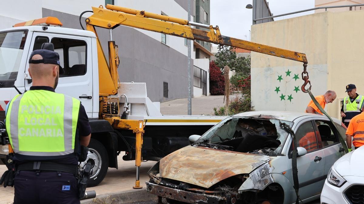 Retirada de coches abandonados en el municipio de Santa Cruz de Tenerife.