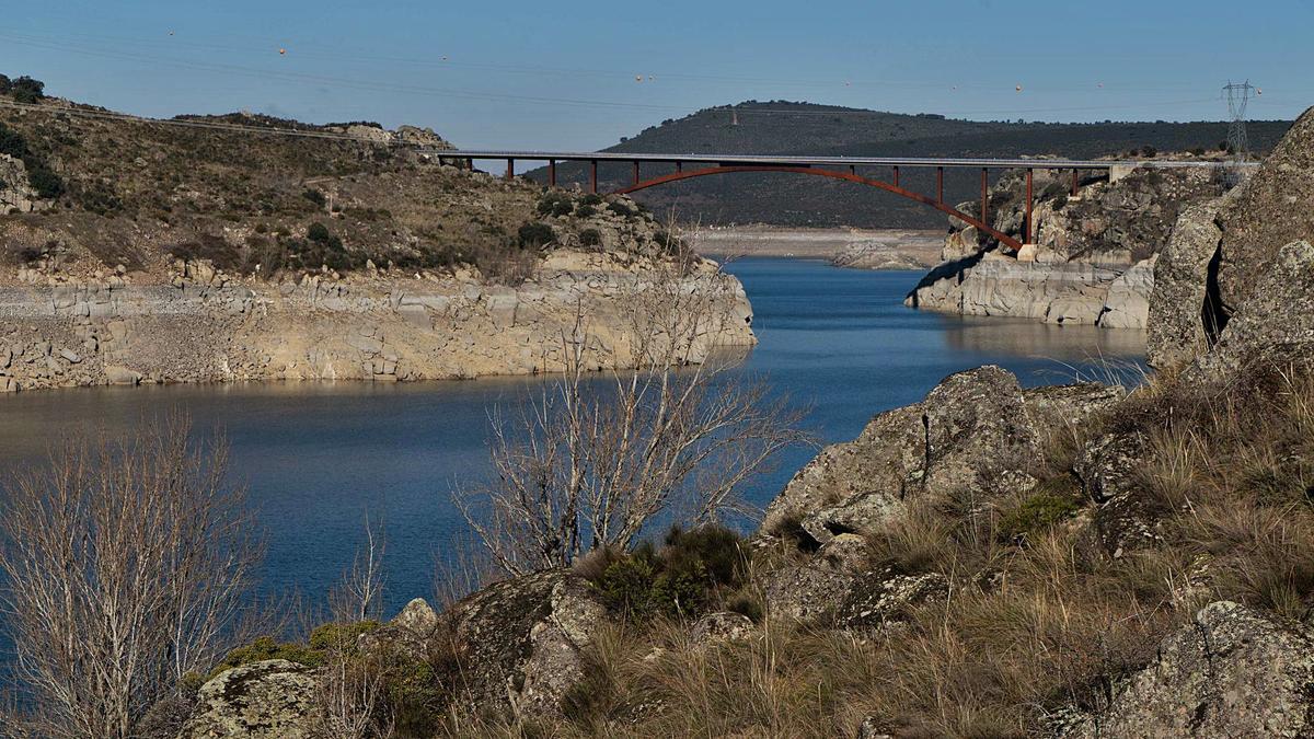 Embalse del Esla en la localidad de Muelas del Pan, que se encuentra actualmente a un 37% de su capacidad. | Jose Luis Fernández