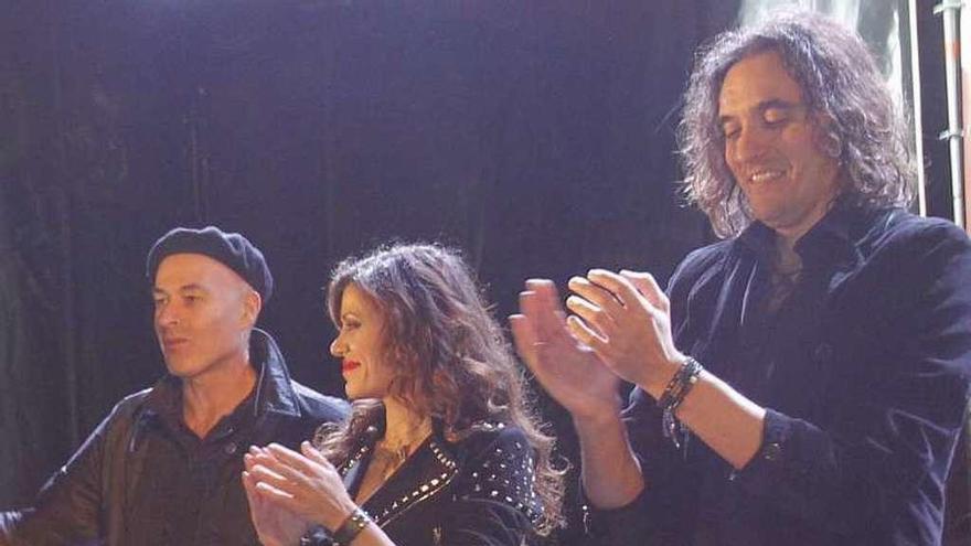 Alberto Comesaña, con otros dos miembros de la banda. // J.Lores