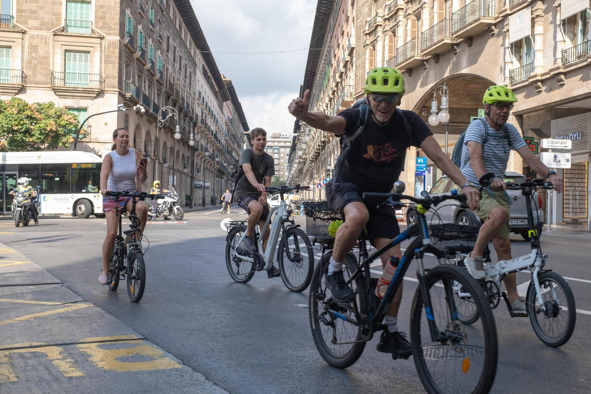 Un centenar de personas participan en la bicicletada de Palma