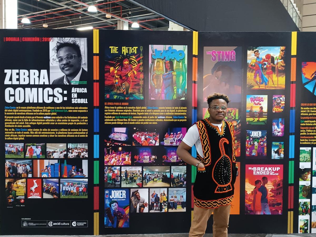 Ejob Nathanael Ejob, frente a una parte de la exposición de Zebra Comics en València.