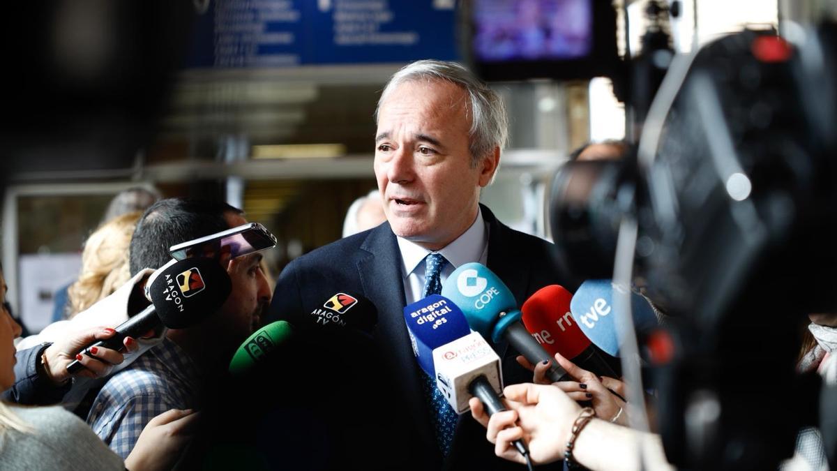 El presidente de Aragón, Jorge Azcón, este lunes en su visita a la facultad de Medicina de la Universidad de Zaragoza.