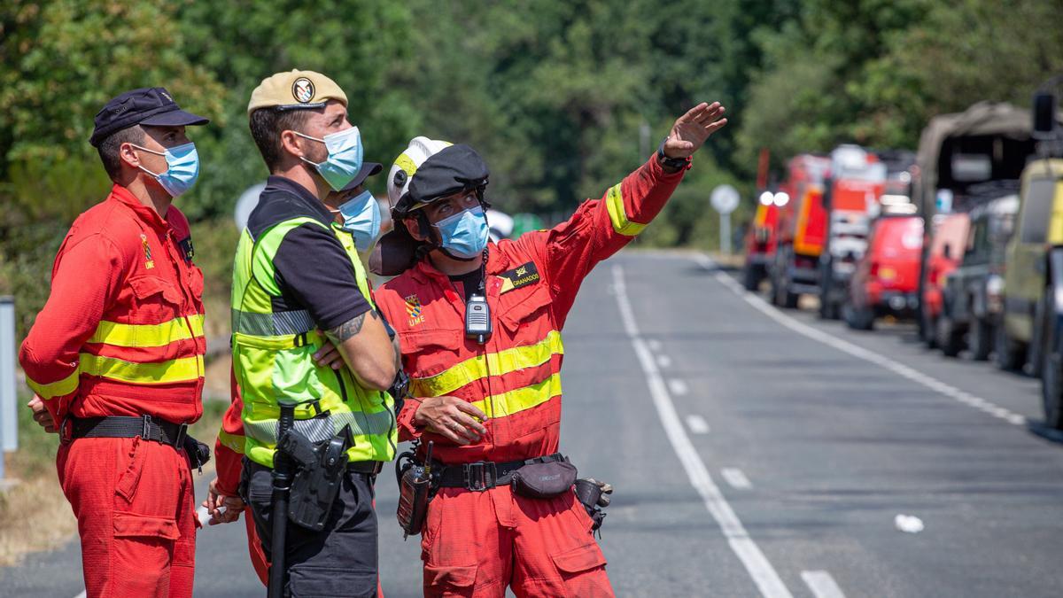 Los bomberos combaten las llamas del incendio de La Rioja.