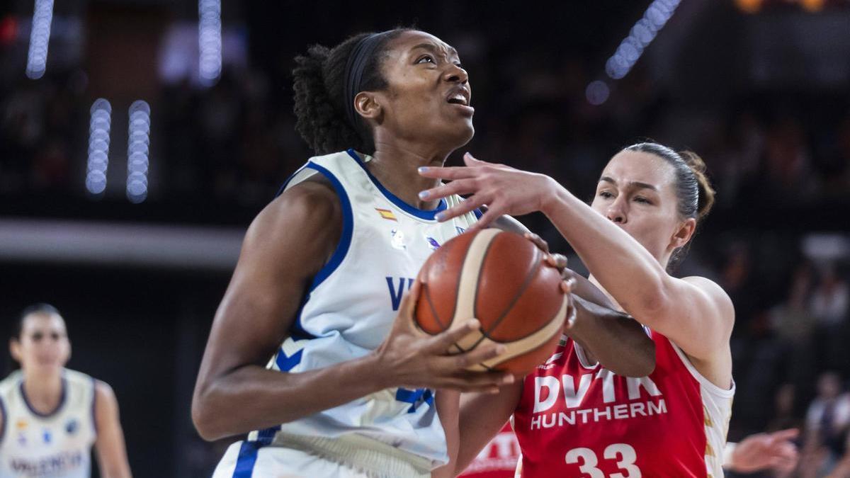 Kayla Alexander, en el partido ante el DVTK Huntherm de la Euroleague Women.