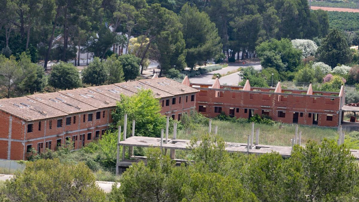 Adosados inacabados en el valle de Aigües Vives que la constructora se dispone a finalizar.