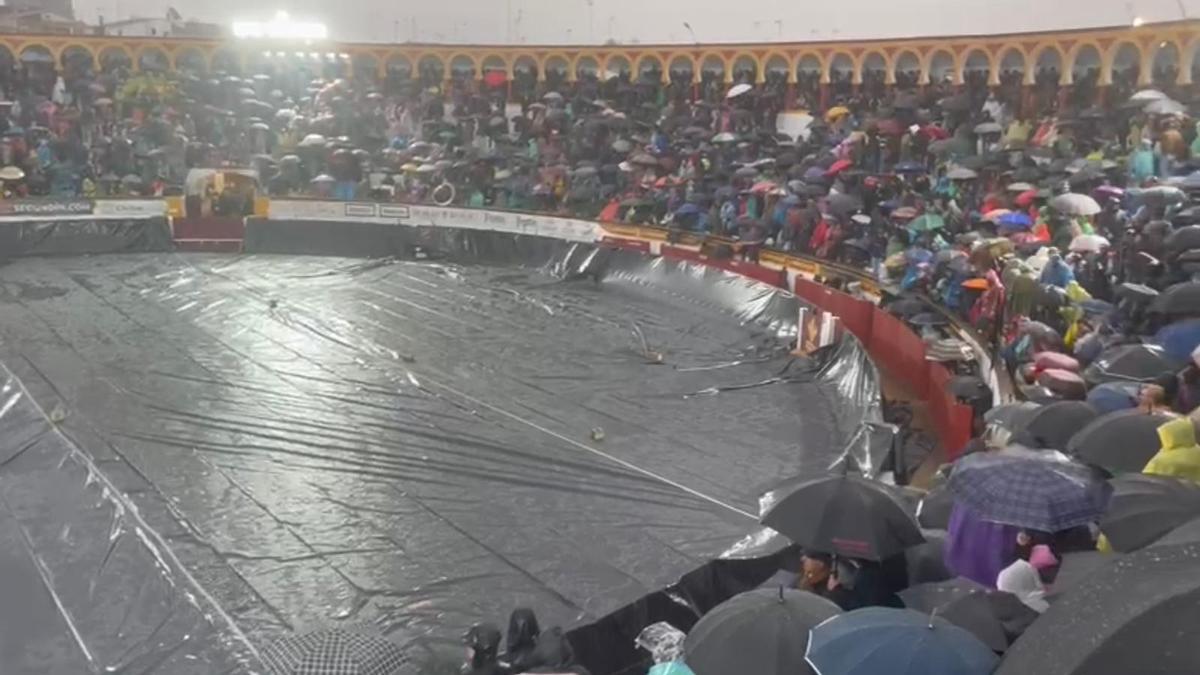 Imagen de la plaza oliventina, minutos antes de suspender la corrida