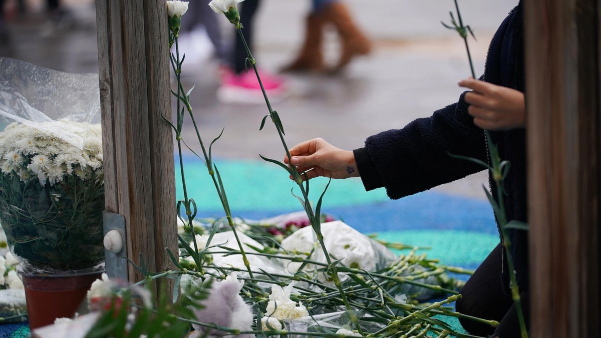 Flores en el parque donde fue secuestrado un menor de 9 años, que después fue asesinado, en Lardero, La Rioja.