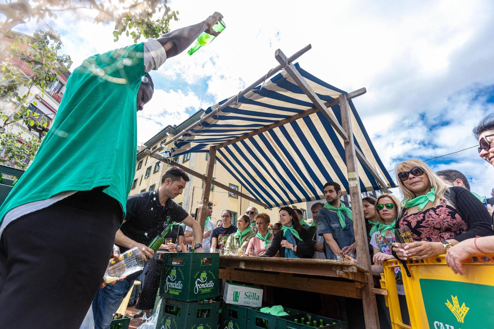EN IMÁGENES: El buen tiempo y el oviedismo maridan una preba de la sidra multitudinaria en Gascona