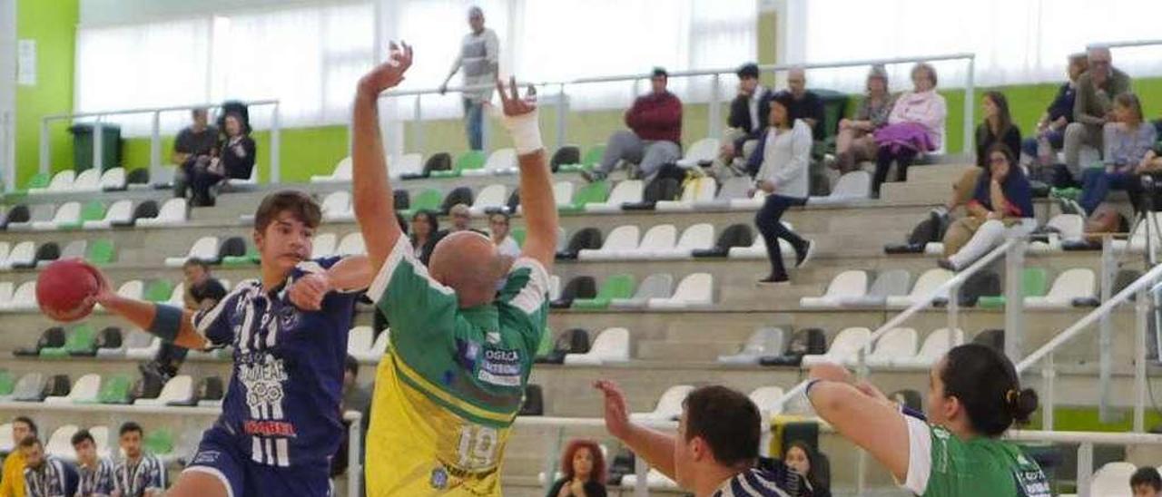 Un acción ofensiva del Rasoeiro en el partido ante los coruñeses. // Muñiz