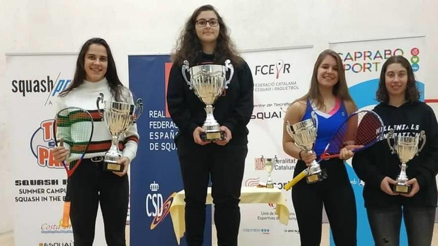 Cristina Gómez, en el centro del podio con su trofeo.