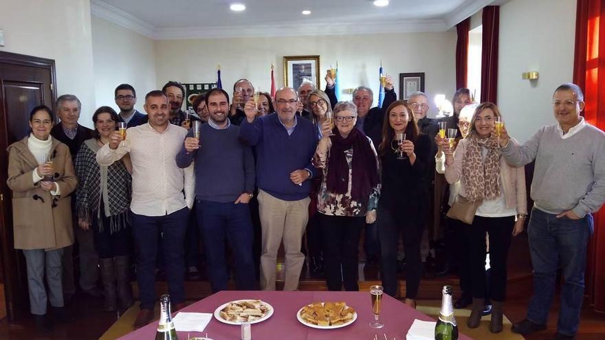 En el centro, Jaime Menéndez Corrales, a su derecha David Álvarez, a su izquierda Carmen Arango y ediles de los tres concejos, en el salón de plenos del Ayuntamiento de Soto del Barco.