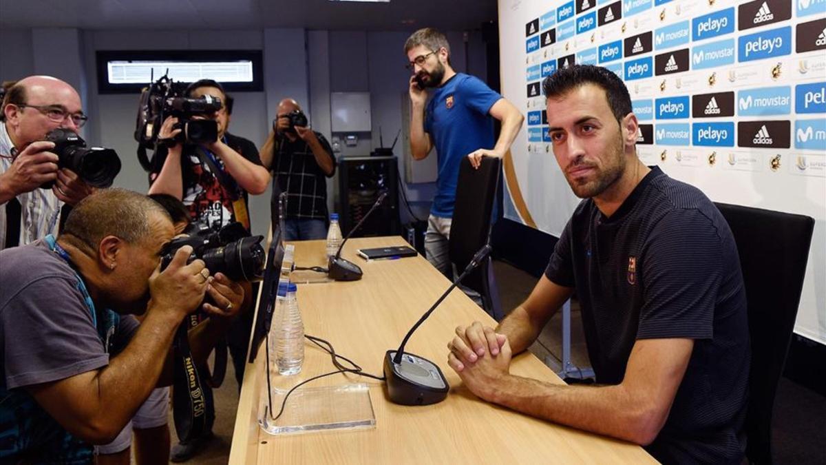 Sergio Busquets habla más dentro del campo que fuera de él