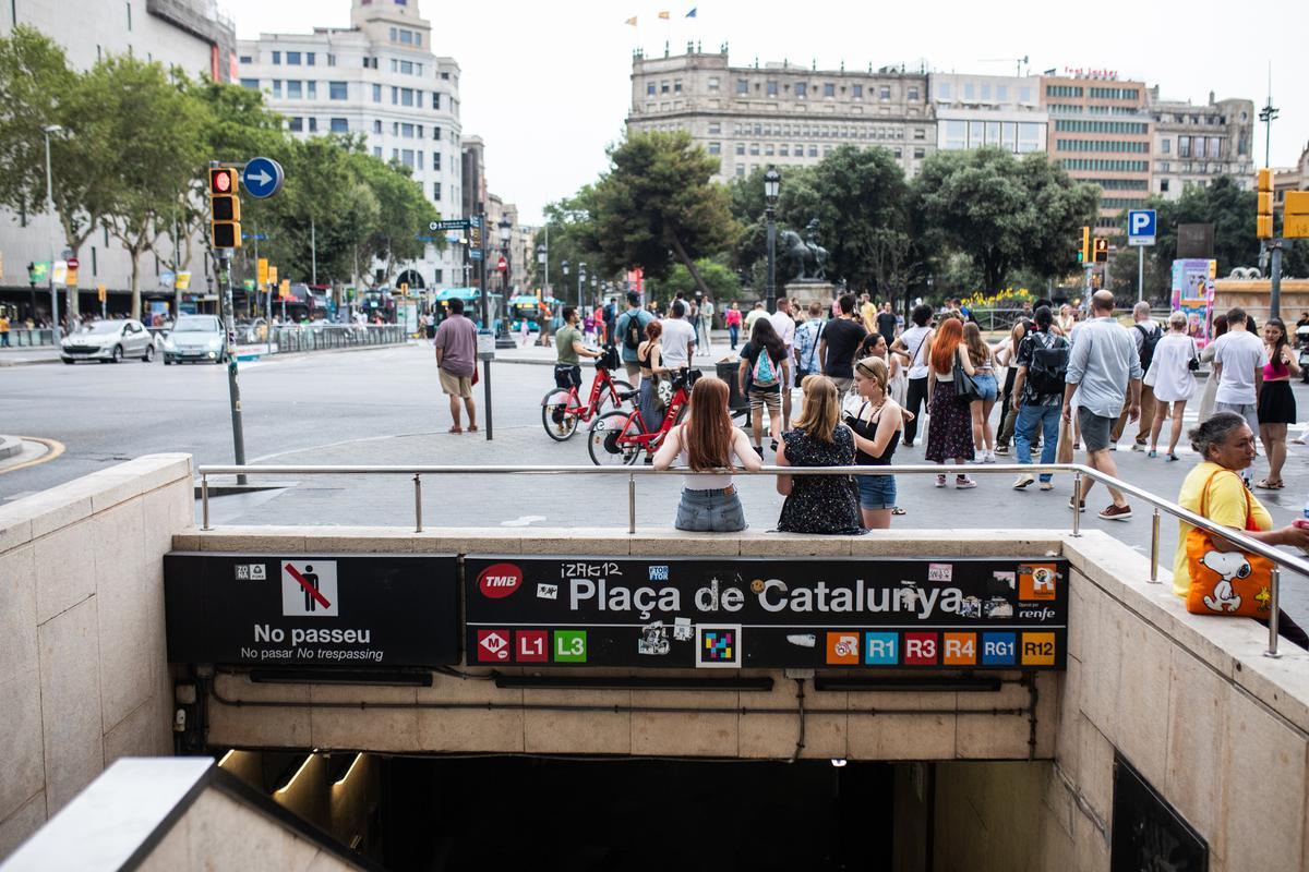 La plaza Catalunya recupera la normalidad después de la falsa alarma.