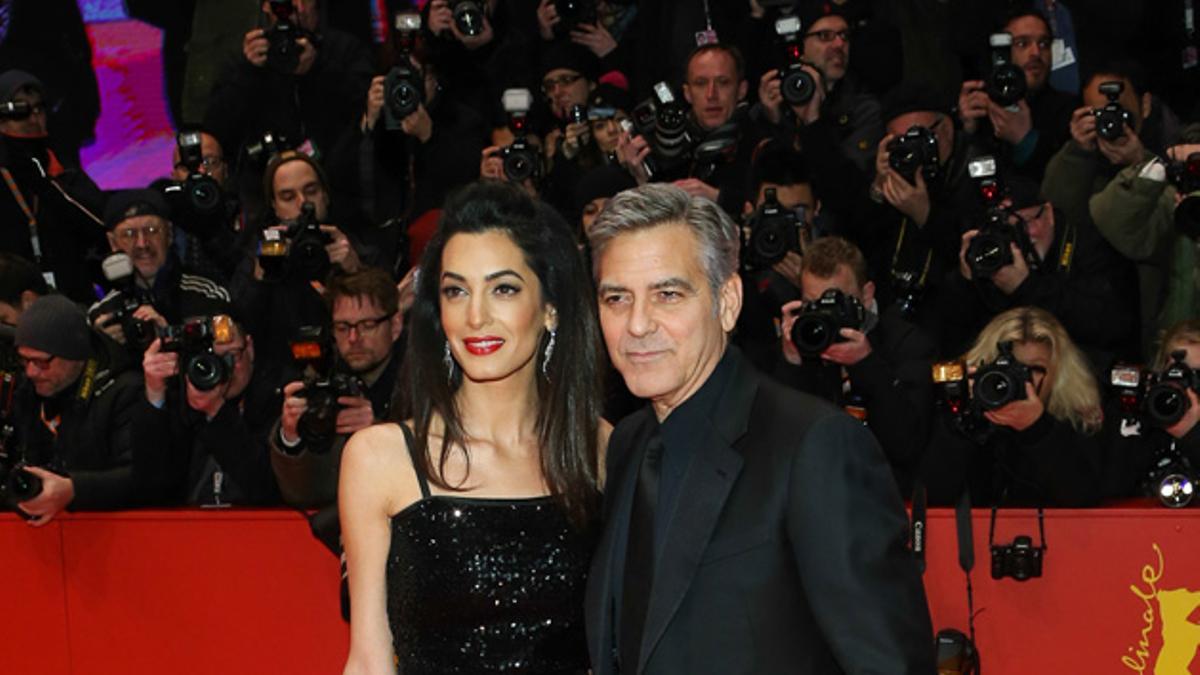 Amal y George Clooney en la alfombra roja de Berlín