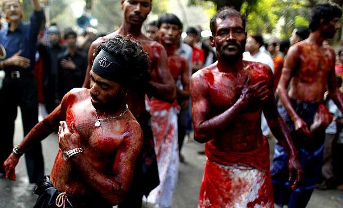 Xiïtes musulmans es flagel·len durant la processó de Muharram, abans de la festa d’Aixura a Dhaka (Bangla Desh). Aixura, el dia més important del calendari xiïta, commemora la mort de l’imam Hussein, nét del profeta Mahoma.