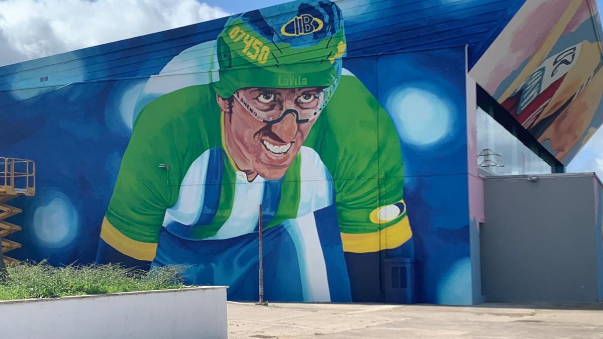 Mural de Toni Tauler en el polideportivo que lleva su nombre en Santa Margalida.