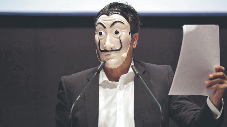 El director y compositor Diego Navarro se cubre el rostro con la máscara de Anonymous, distintiva de los personajes de &#039;La Casa de Papel&#039;.