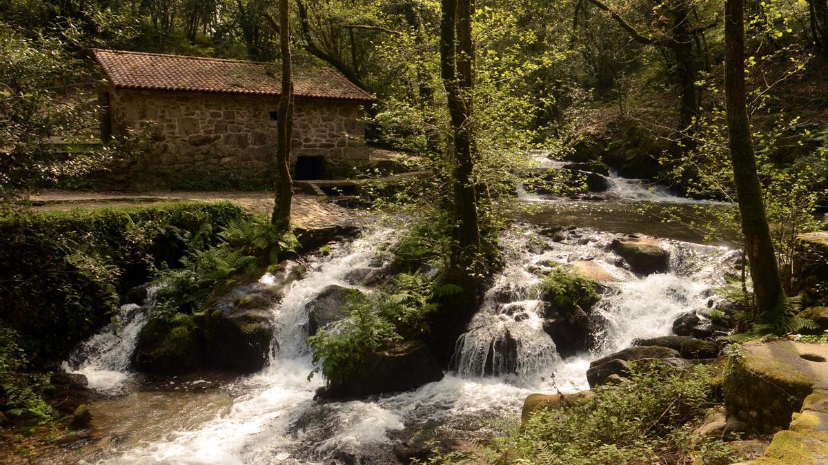 Uno de los rincones más bonitos de la Ruta da Pedra e da Auga se encuentra cerca de la Aldea Labrega