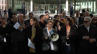 Unos 40 abogados y procuradores acompañados de Vox y PP protestan contra la amnistía en Barcelona