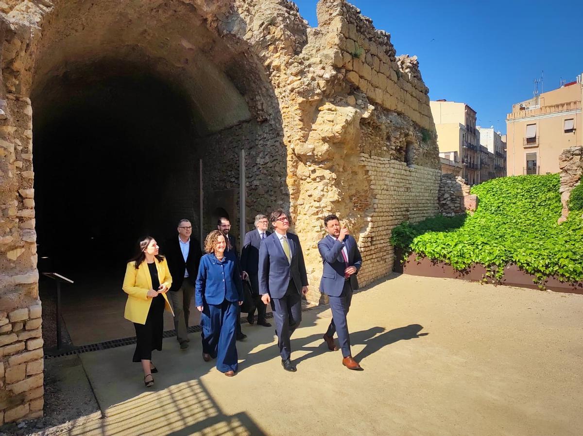 El alcalde de Tarragona, Rubén Viñuales (derecha), presenta al president Salvador Illa, y a la consellera de Cultura, Sònia Hernández, las ruinas del Circo y el Pretorio romanos.