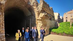El alcalde de Tarragona, Rubén Viñuales (derecha), presenta al president Salvador Illa, y a la consellera de Cultura, Sònia Hernández, las ruinas del Circo y el Pretorio romanos.