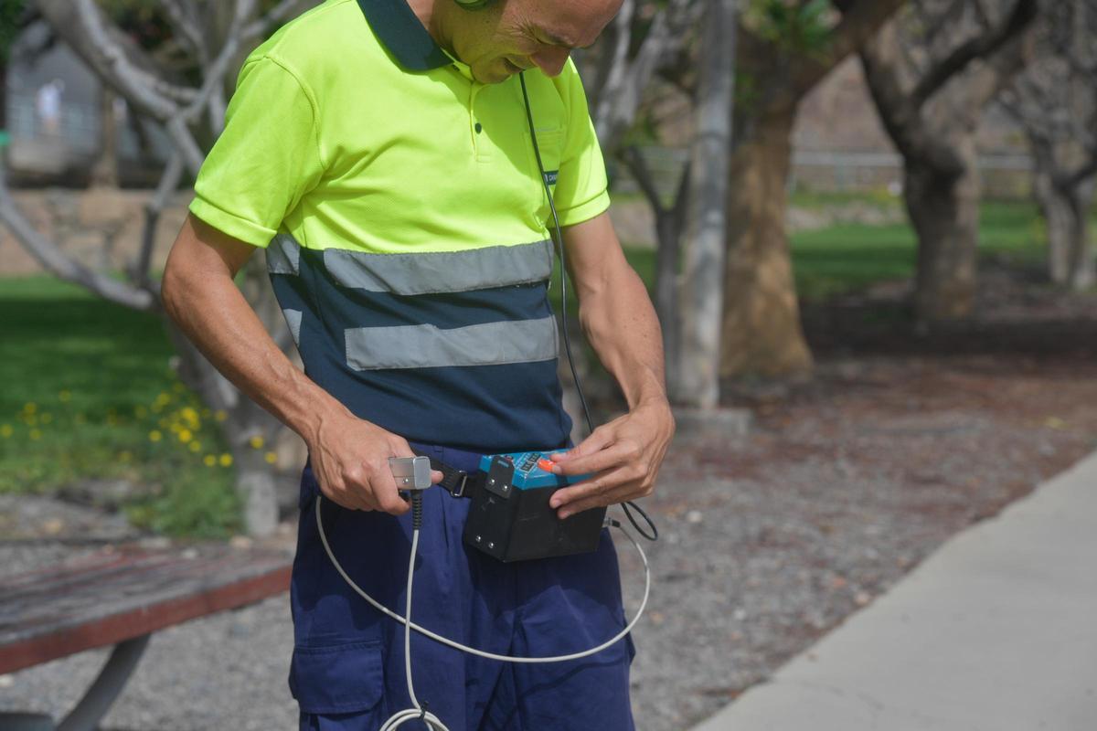 José Campos observa el geófono con el que localiza las fugas de agua.