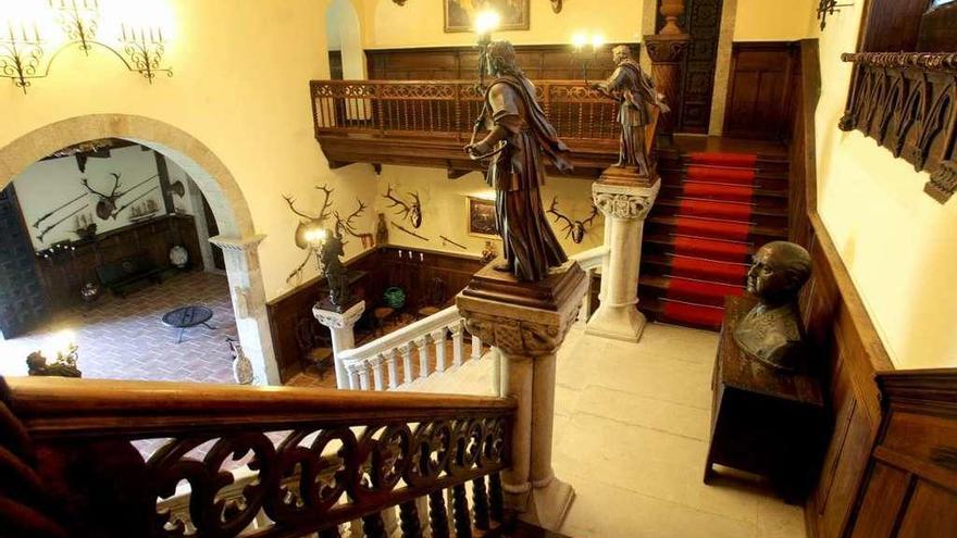 Escaleras en el interior del pazo de Meirás, con el busto de Franco en el descansillo.