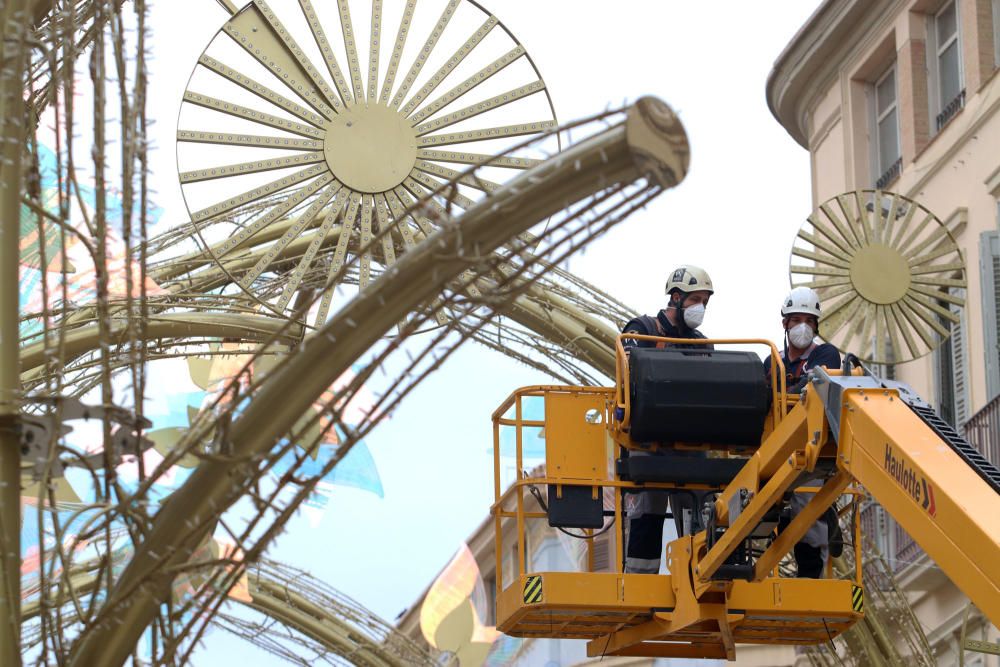 Una vez instalada la estructura los operarios se encargan ahora de colocar los elementos que componen la cúpula luminosa del alumbrado.