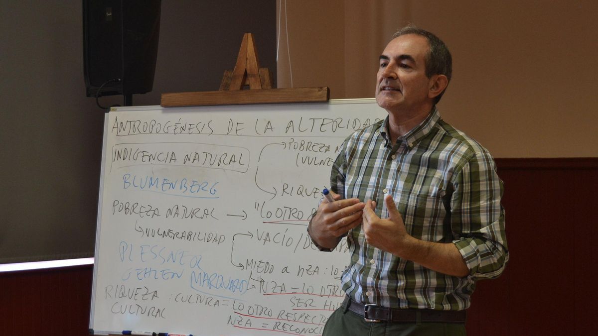 El profesor Maximiliano Hernández durante una Escuela de Filosofía, en Villapedre.