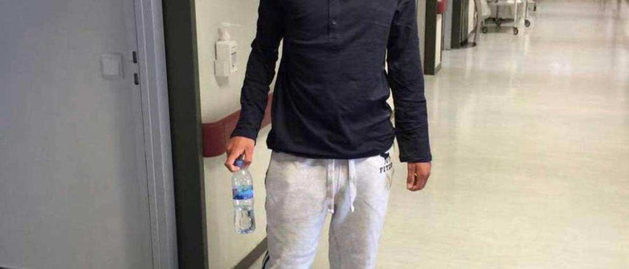 Lucas Rodríguez, ayer, en el Hospital de la Paz, en Madrid, tras ser dado de alta.