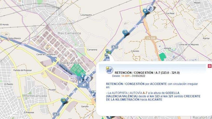 El vuelco de un camión-grúa en la A-7 provoca retenciones de hasta 14 km en València