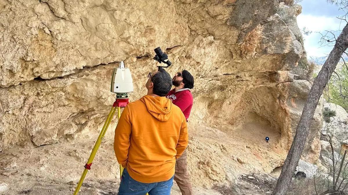 El equipo de investigadores, entre los que se encuentran arqueológos e ingenieros, en uno de los abrigos de Albatera