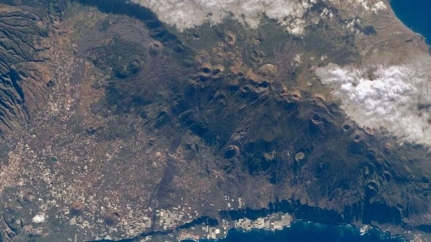 Panorámica del volcán de Cumbre Vieja en La Palma, donde están ocurriendo los sismos.